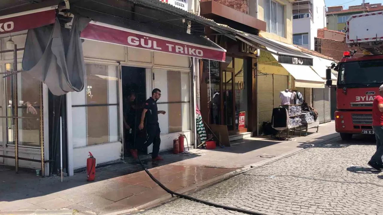 yangin-esnasinda-duyarsiz-vatandaslar-ekiplere-zorluk-cikardi