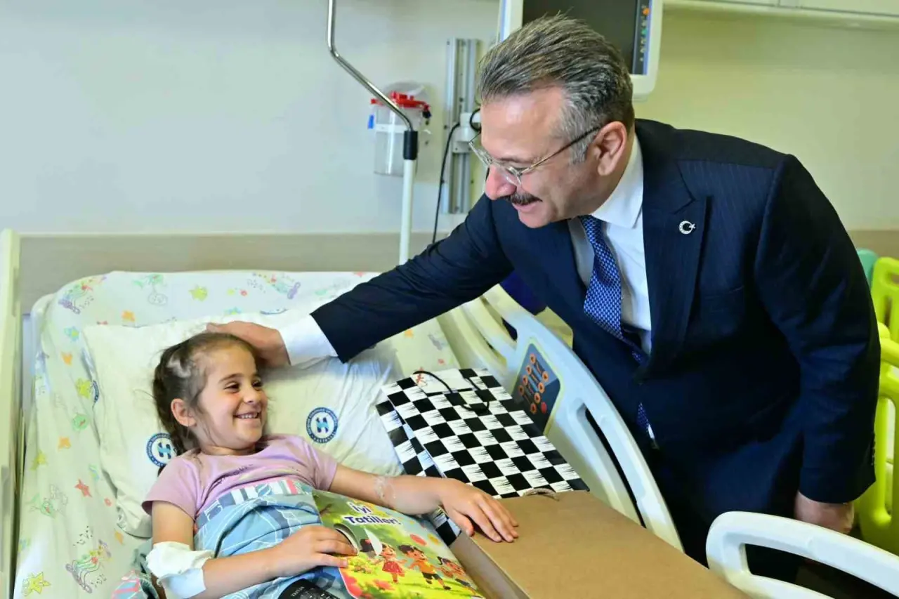 hastanede-tedavi-goren-ogrencilere-karnelerini-vali-aksoy-dagitti