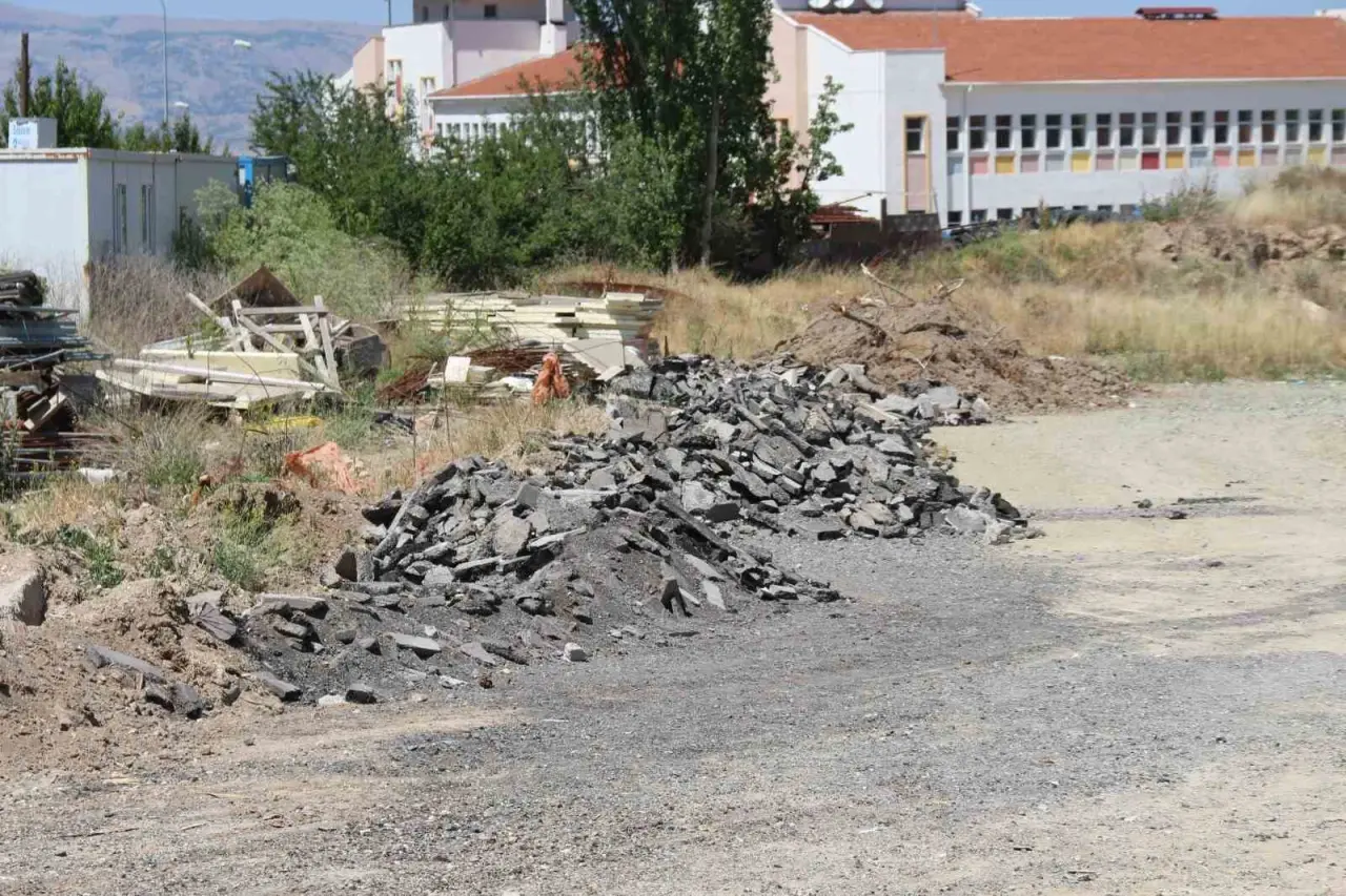 erenkoy-mahalle-muhtarindan-kirletilen-bos-arazi-tepkisi