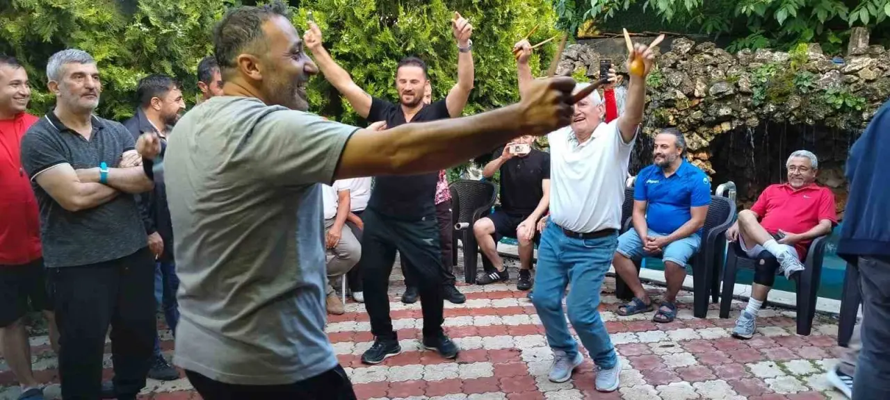 masterler-dernegi-uyeleri-dostluk-maci-sonrasi-gonullerince-eglendi