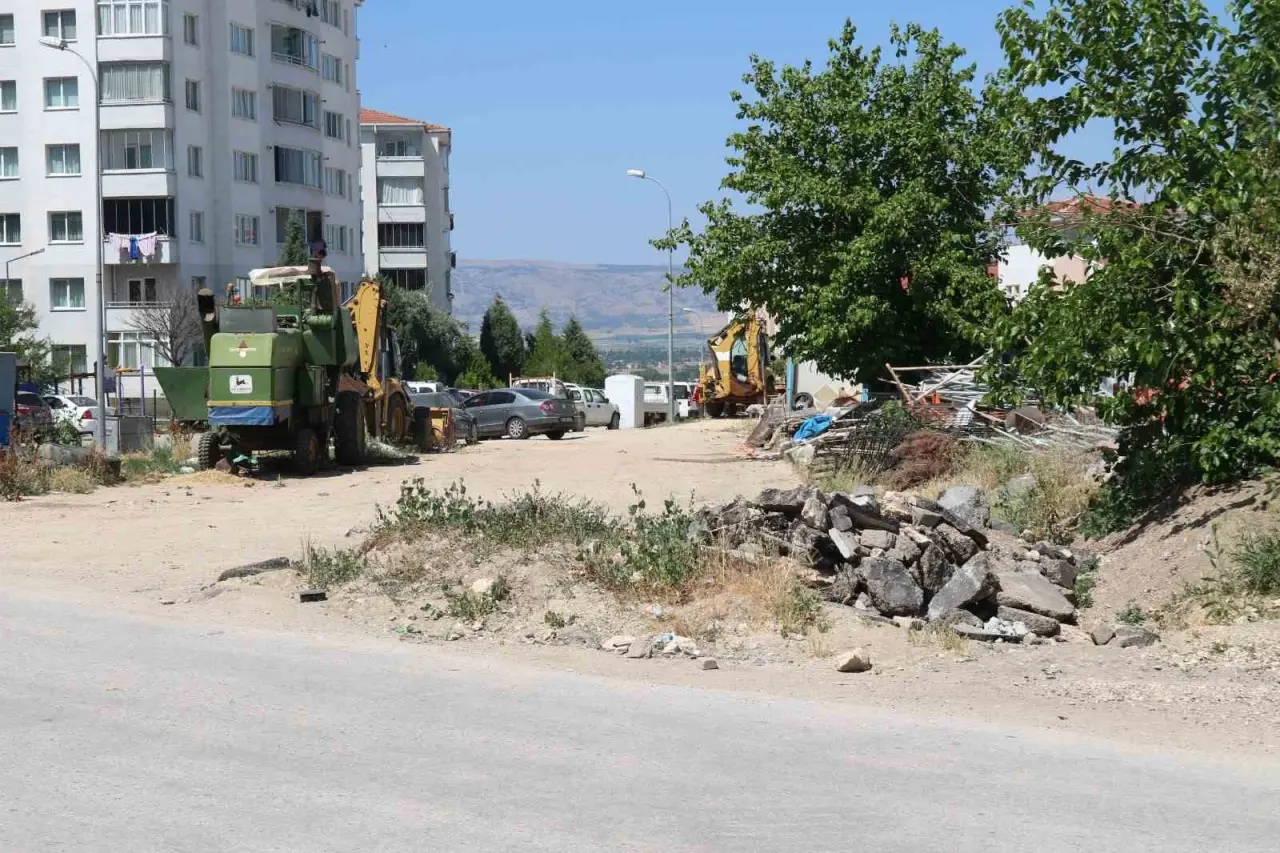 erenkoy-mahalle-muhtarindan-kirletilen-bos-arazi-tepkisi