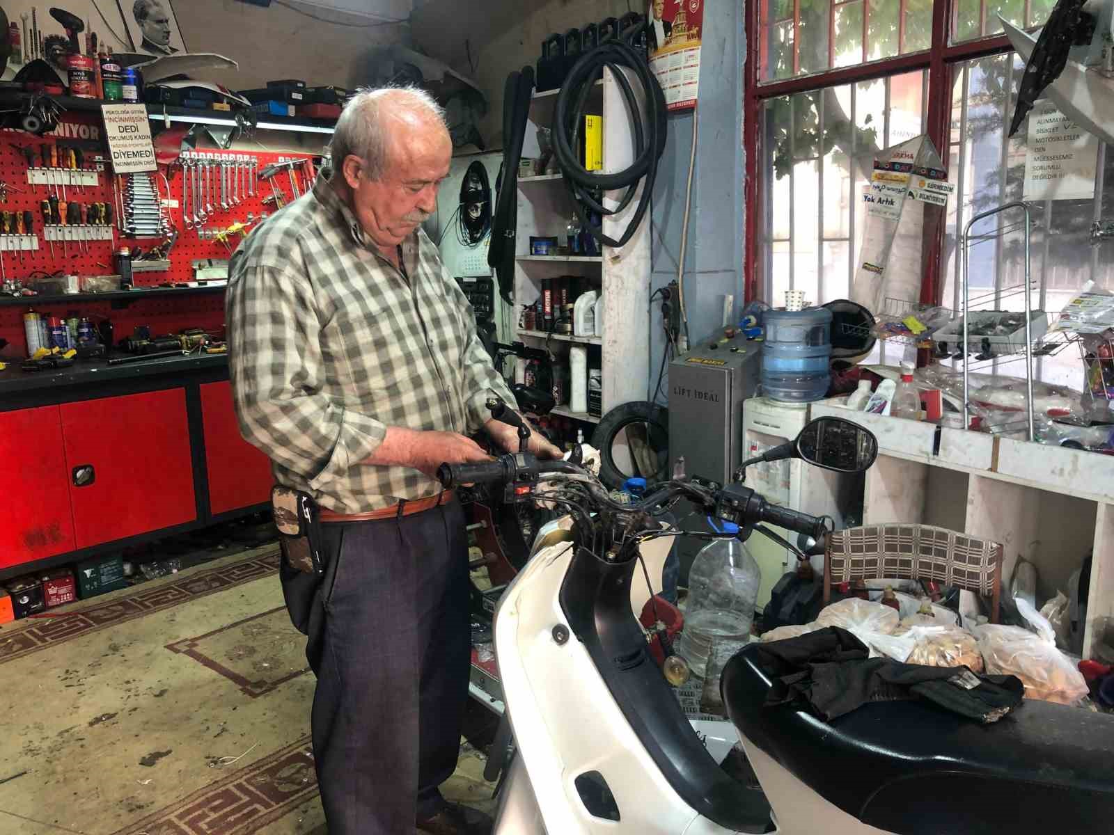 2-bisikletin-40-saniyede-calindigi-anlar-guvenlik-kamerasinda