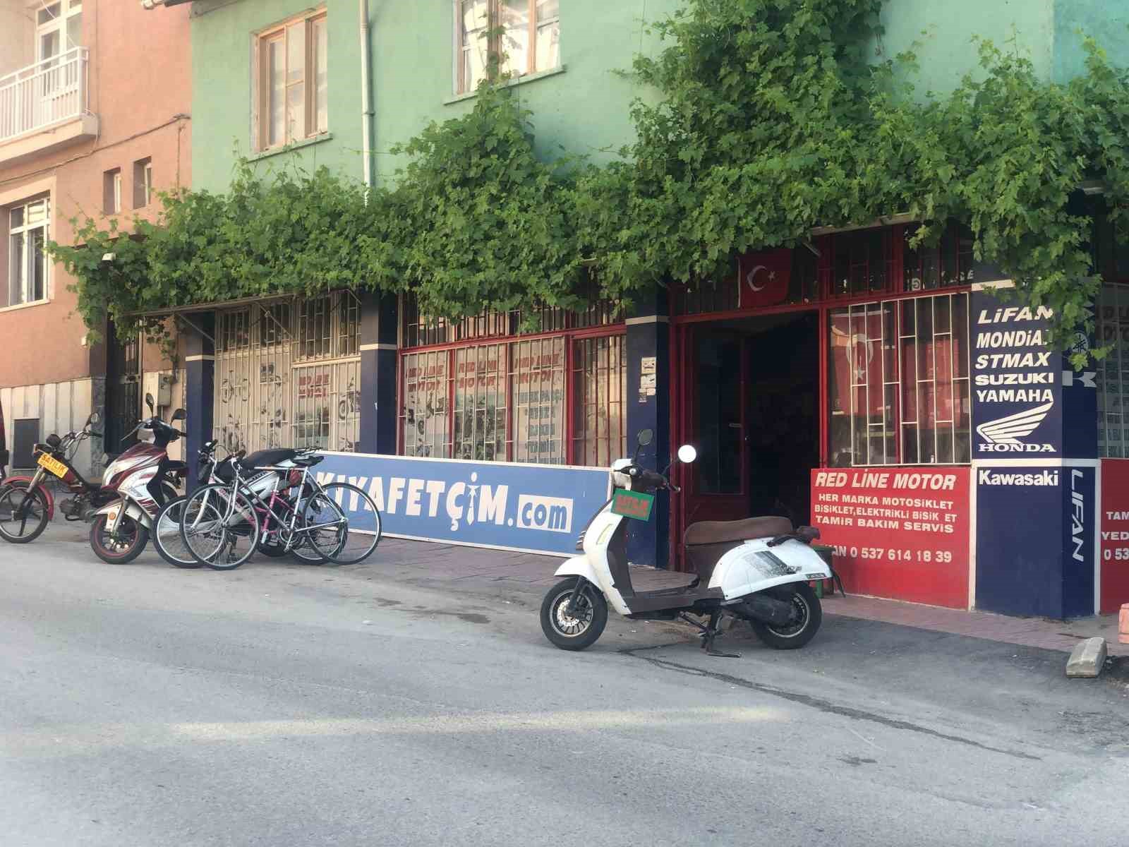 2-bisikletin-40-saniyede-calindigi-anlar-guvenlik-kamerasinda