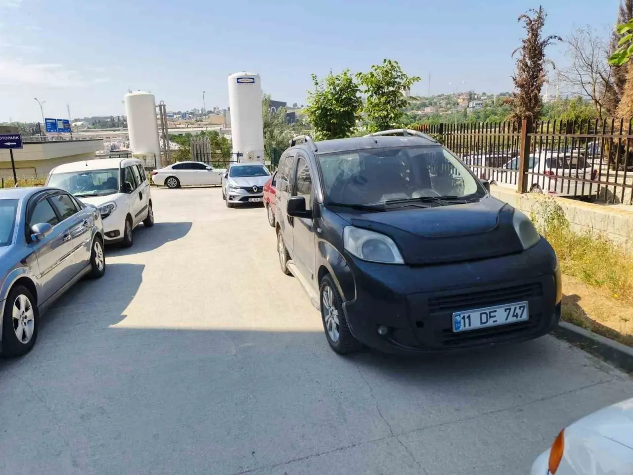 gelisi-guzel-parklanma-suruculeri-zora-sokuyor