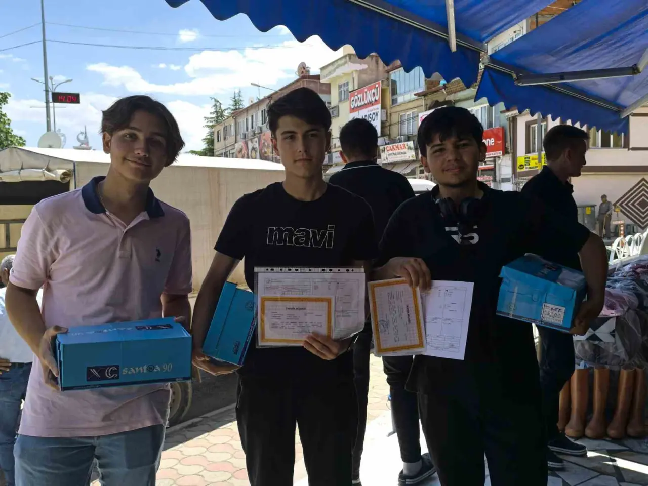 suhutta-takdir-belgesi-alan-ogrencilere-ayakkabi-surprizi