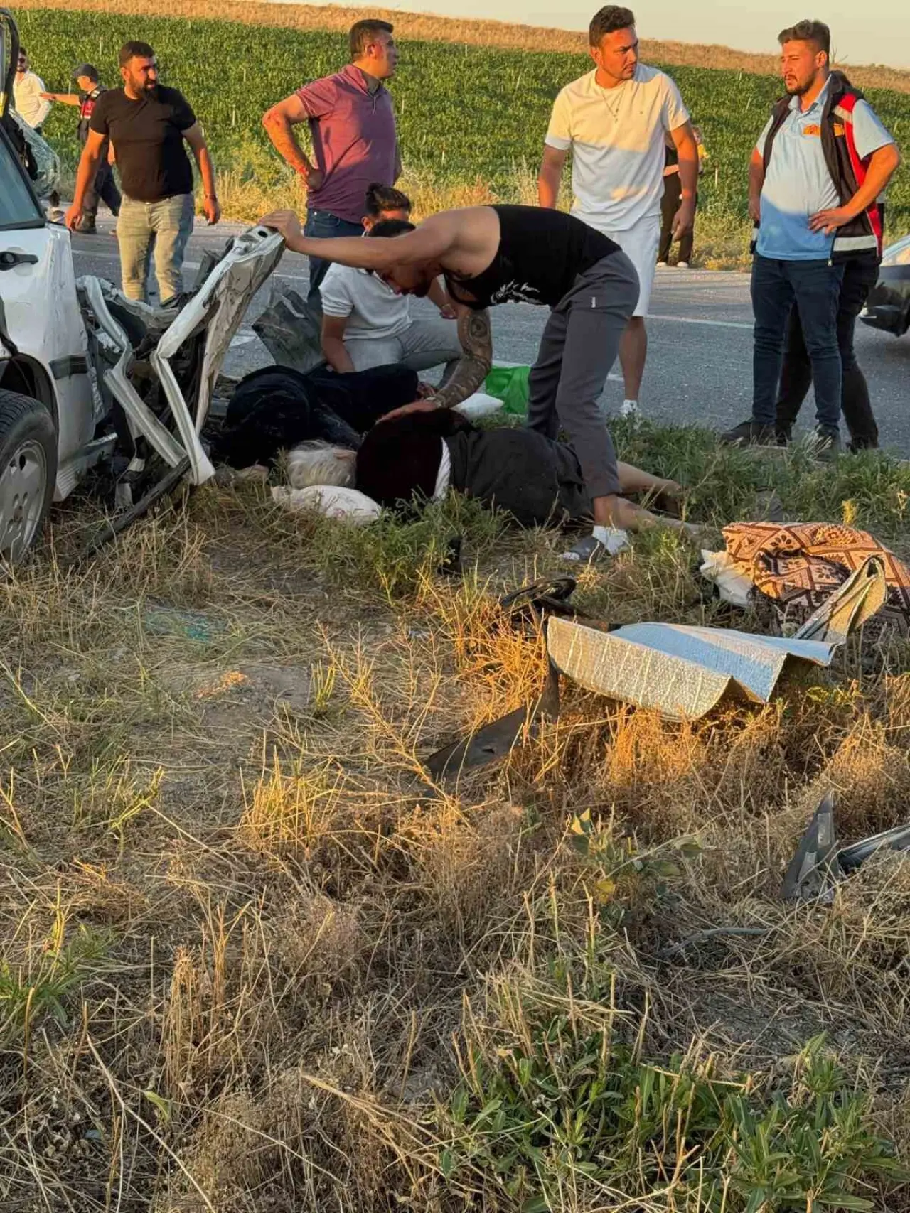 otomobil-ile-traktorun-carpistigi-kazada-4-kisi-yaralandi