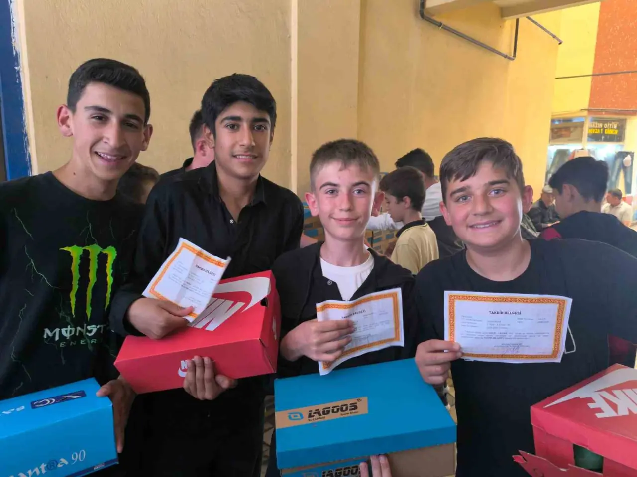 suhutta-takdir-belgesi-alan-ogrencilere-ayakkabi-surprizi