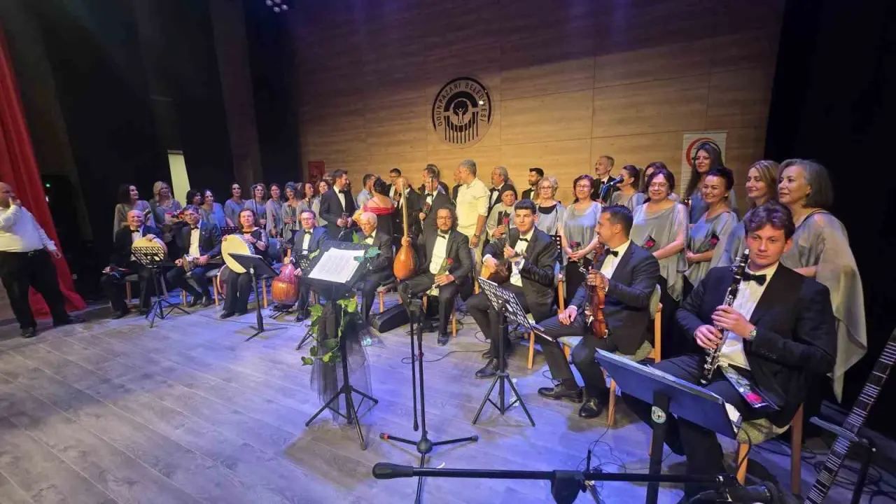 eskisehirde-zodyak-ezgiler-turk-muzigi-konseri-yogun-ilgiyle-izlendi