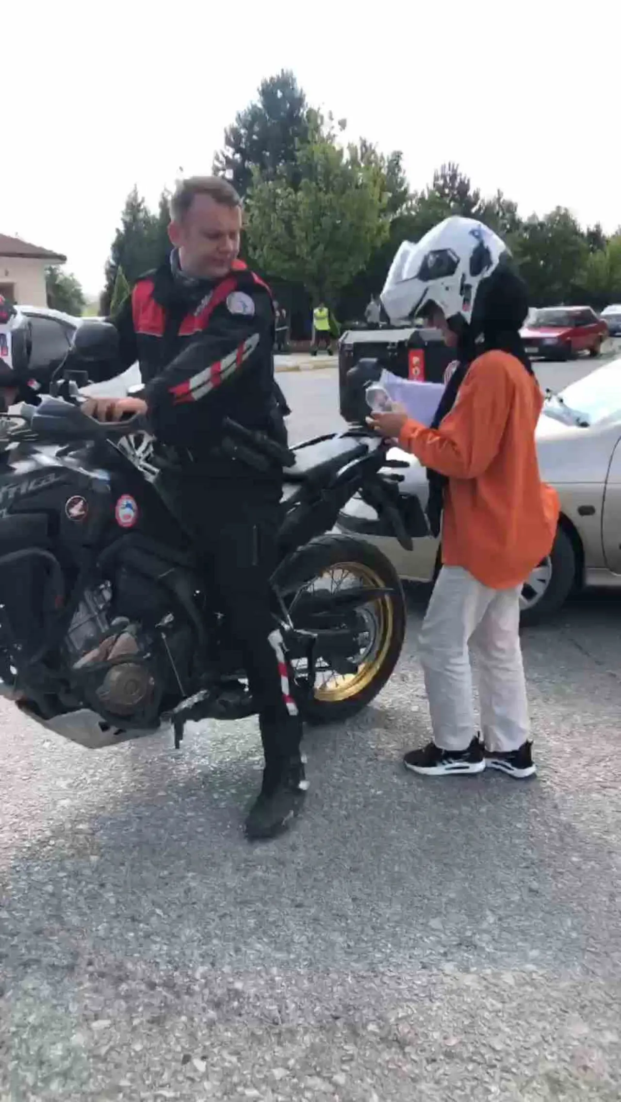 kimligini-kaybeden-ve-sinav-yetisememe-ihtimali-olan-ogrencilerin-imdadina-polis-ekipleri-yetisti