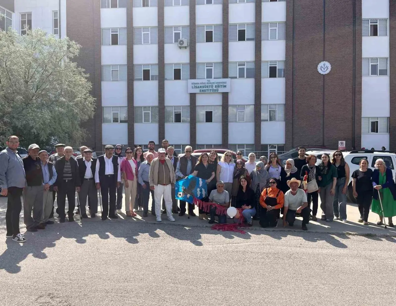 kutahyada-ogrencilerden-huzurevi-sakinlerine-egzersiz-uygulamasi