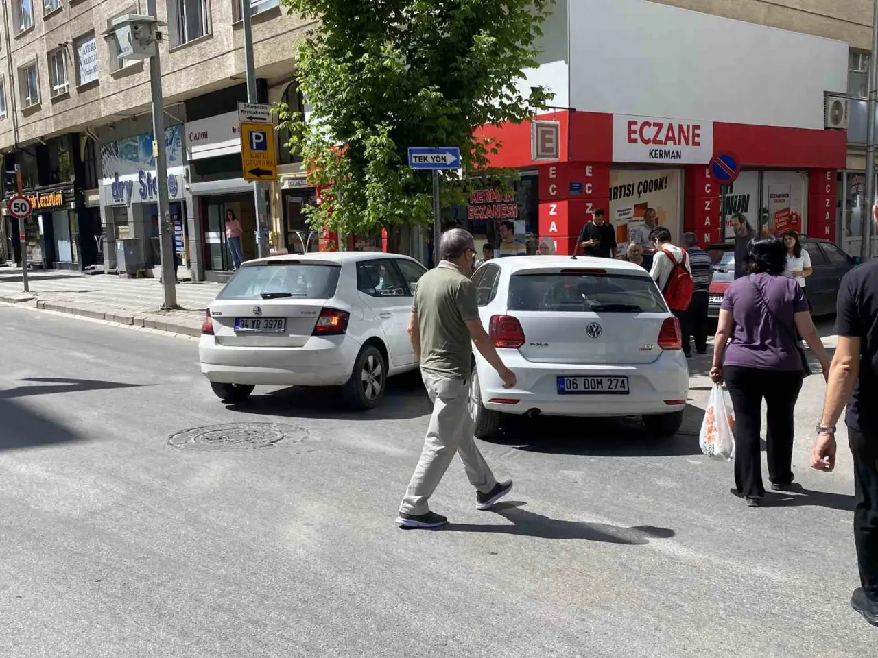 caddede-carpisan-2-otomobilde-maddi-hasar-olustu