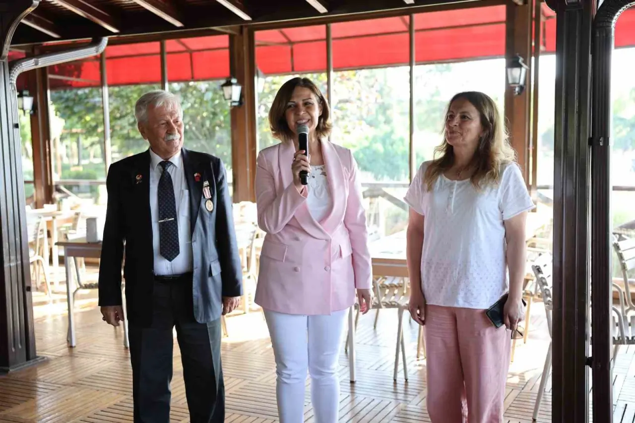 baskan-unluce-babalar-gununde-sehit-ve-gazi-babalarini-ile-bulustu