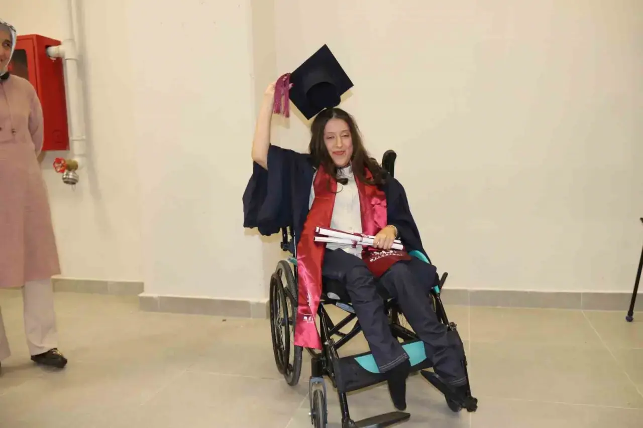 yuzde-90-engelli-kizinin-egitimi-icin-21-yildir-cabalayan-anne-mezuniyet-gururu-yasadi