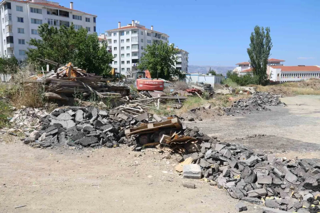 erenkoy-mahalle-muhtarindan-kirletilen-bos-arazi-tepkisi