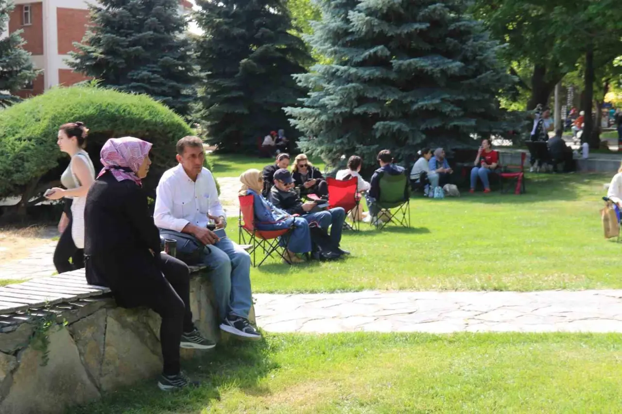 ogrenciler-sinfta-ter-doktu-veliler-disarida-dua-etti