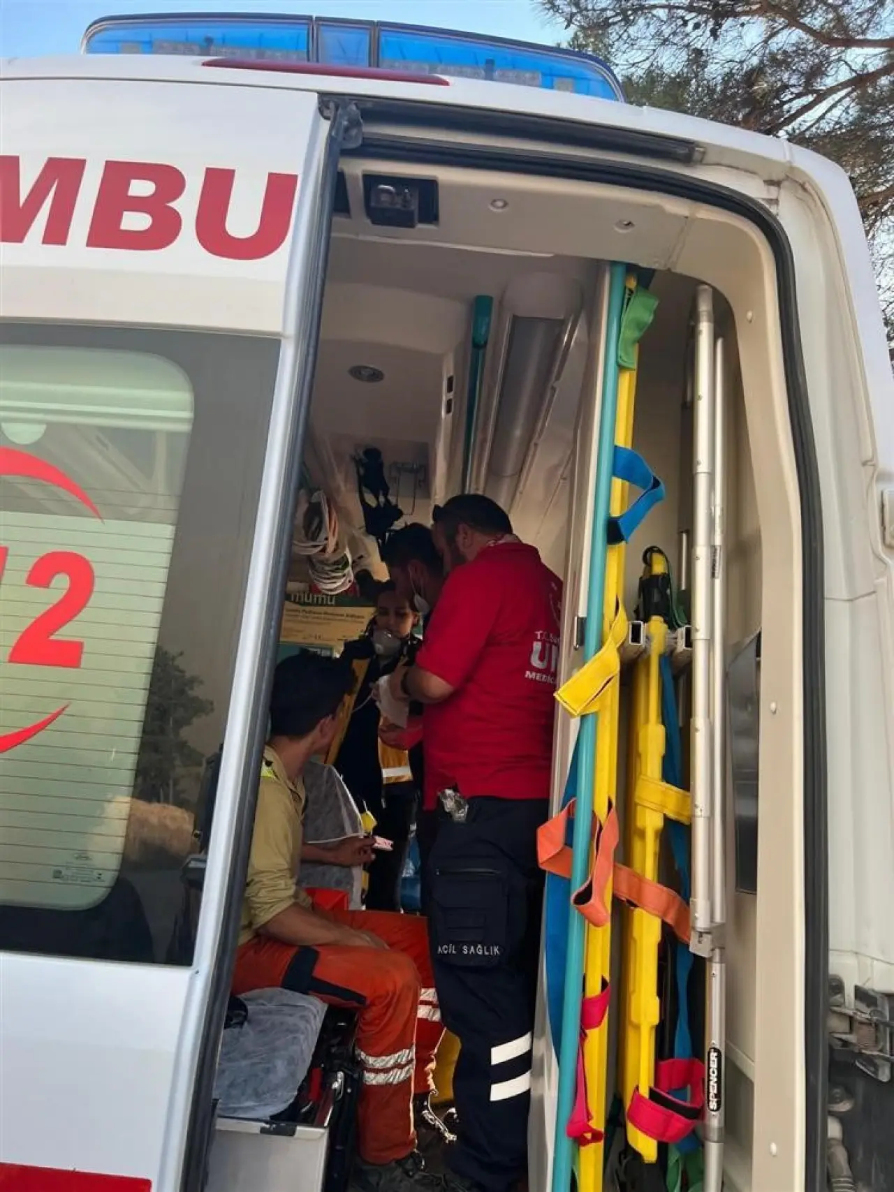 eskisehirden-2-umke-araci-ve-10-personel-bilecik-yanginina-destege-gitti