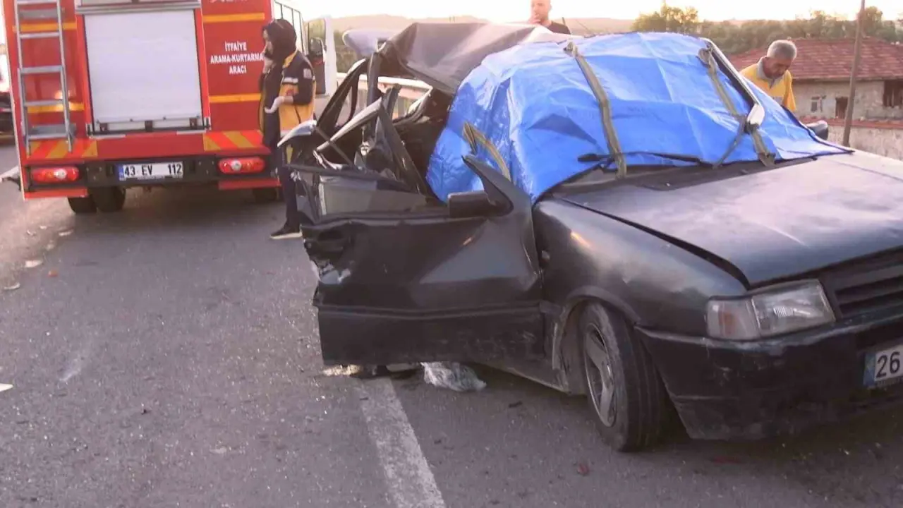 tavsanlida-feci-kaza-2-arac-carpisti-1-olu-3-yarali