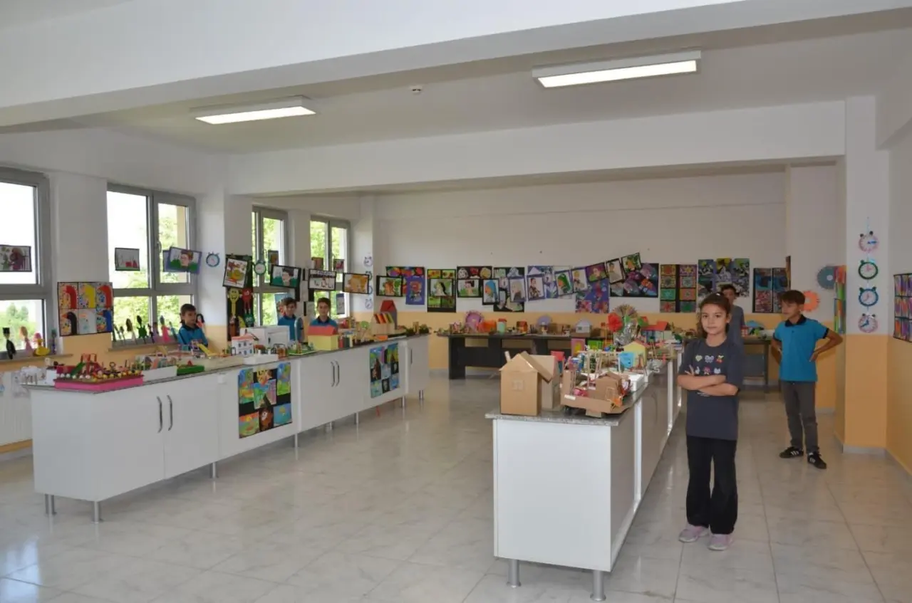 renk-cumbusu-sergisi-ziyarete-acildi