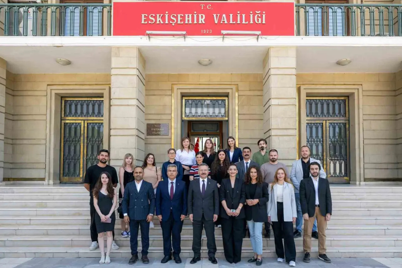 vali-aksoy-basin-kartlarini-takdim-etti