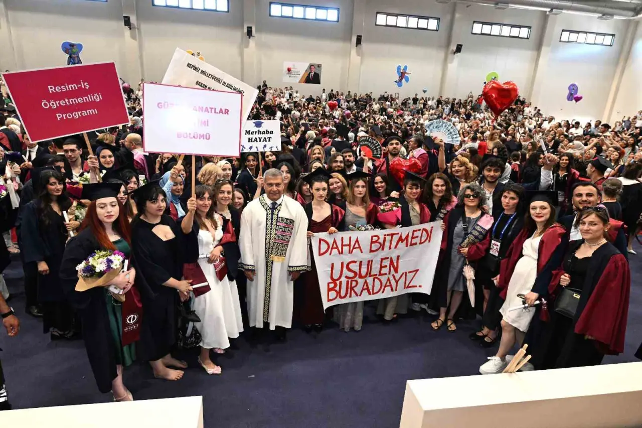 anadolu-universitesi-mezunlarini-ugurlamaya-devam-ediyor