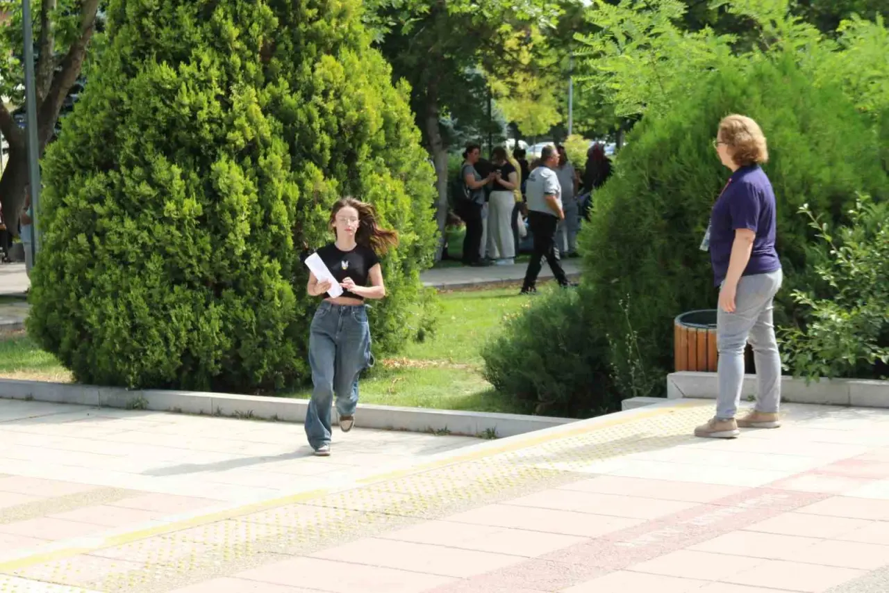 eskisehirde-adaylarin-bazilari-ayt-sinavina-son-anda-yetisti