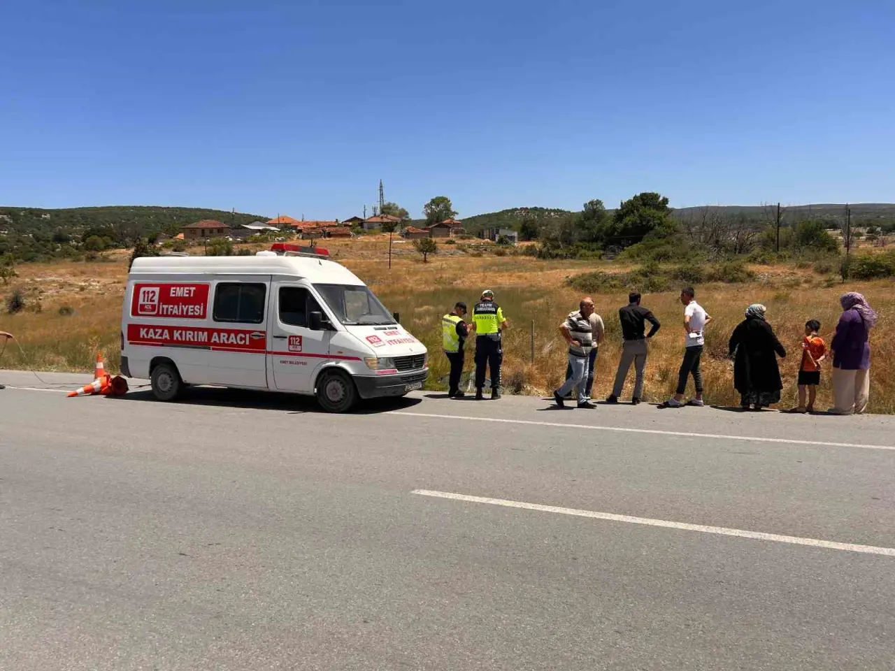 emet-hisarcik-karayolunda-kontrolden-cikan-arac-sarampole-devrildi-2-kisi-yaralandi