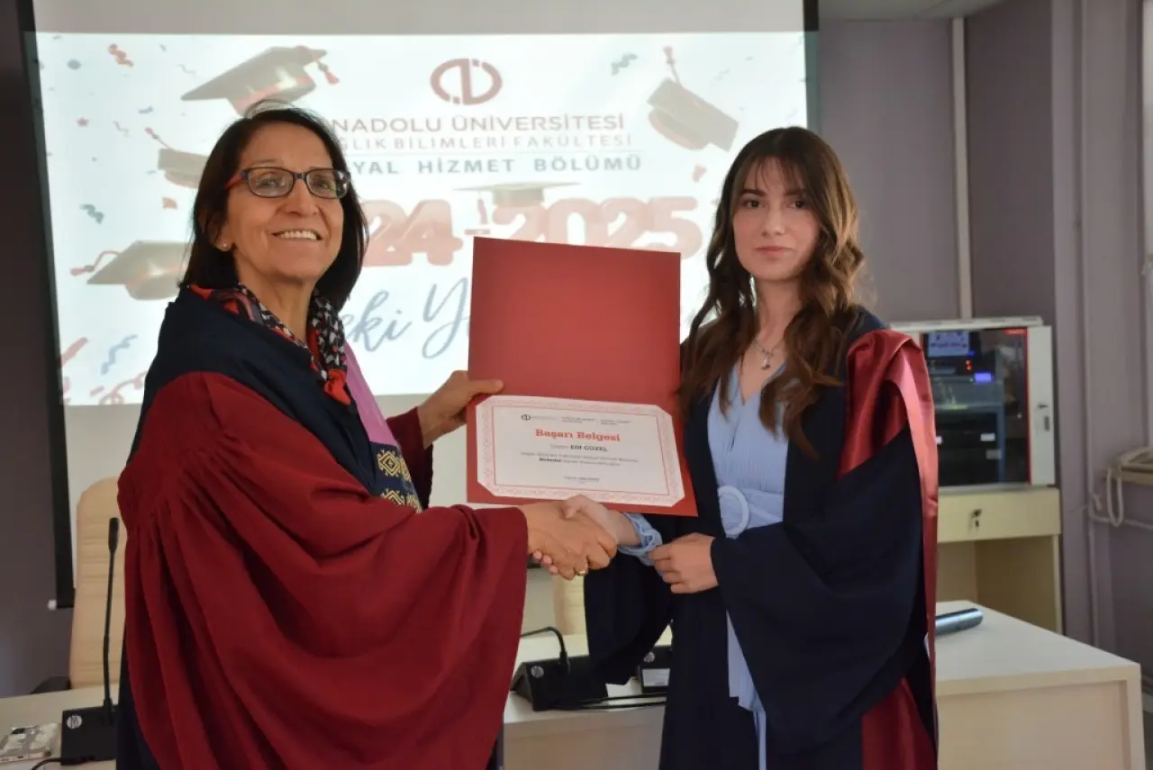 anadolu-universitesinde-mezuniyet-coskusu-fakultelerde-de-surdu