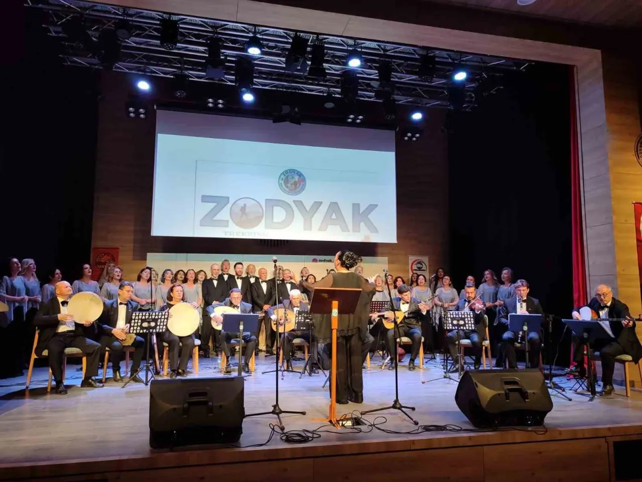 eskisehirde-zodyak-ezgiler-turk-muzigi-konseri-yogun-ilgiyle-izlendi