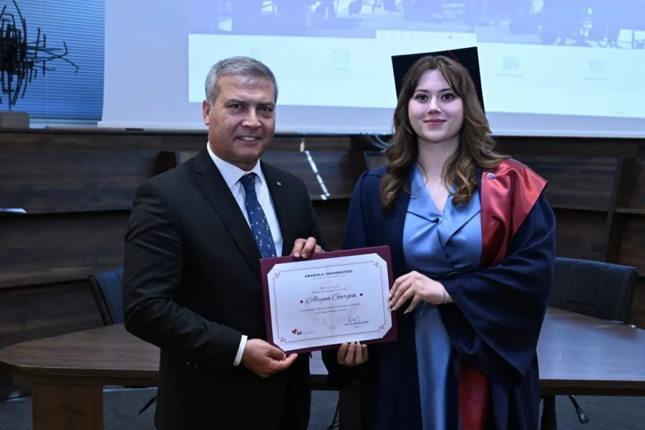 anadolu-universitesinde-mezuniyet-coskusu-fakultelerde-de-surdu