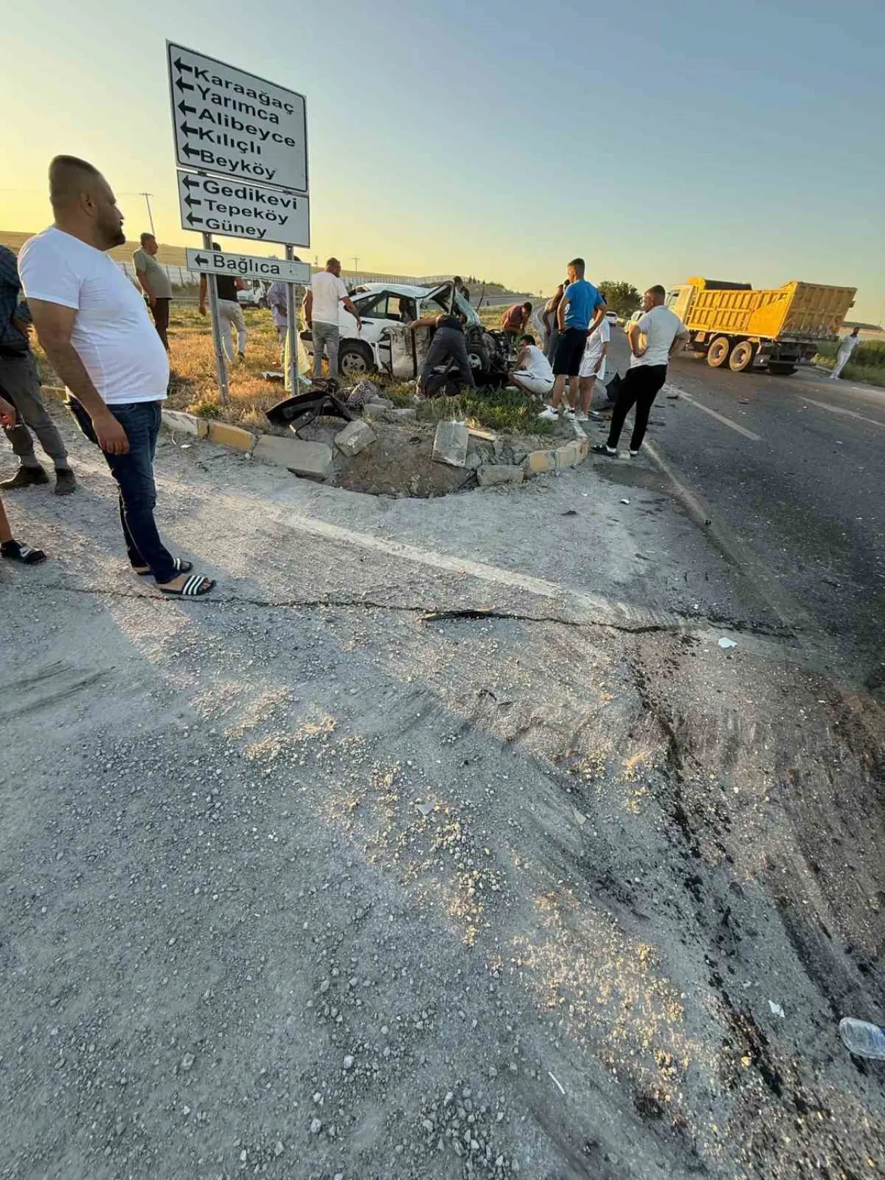 otomobil-ile-traktorun-carpistigi-kazada-4-kisi-yaralandi