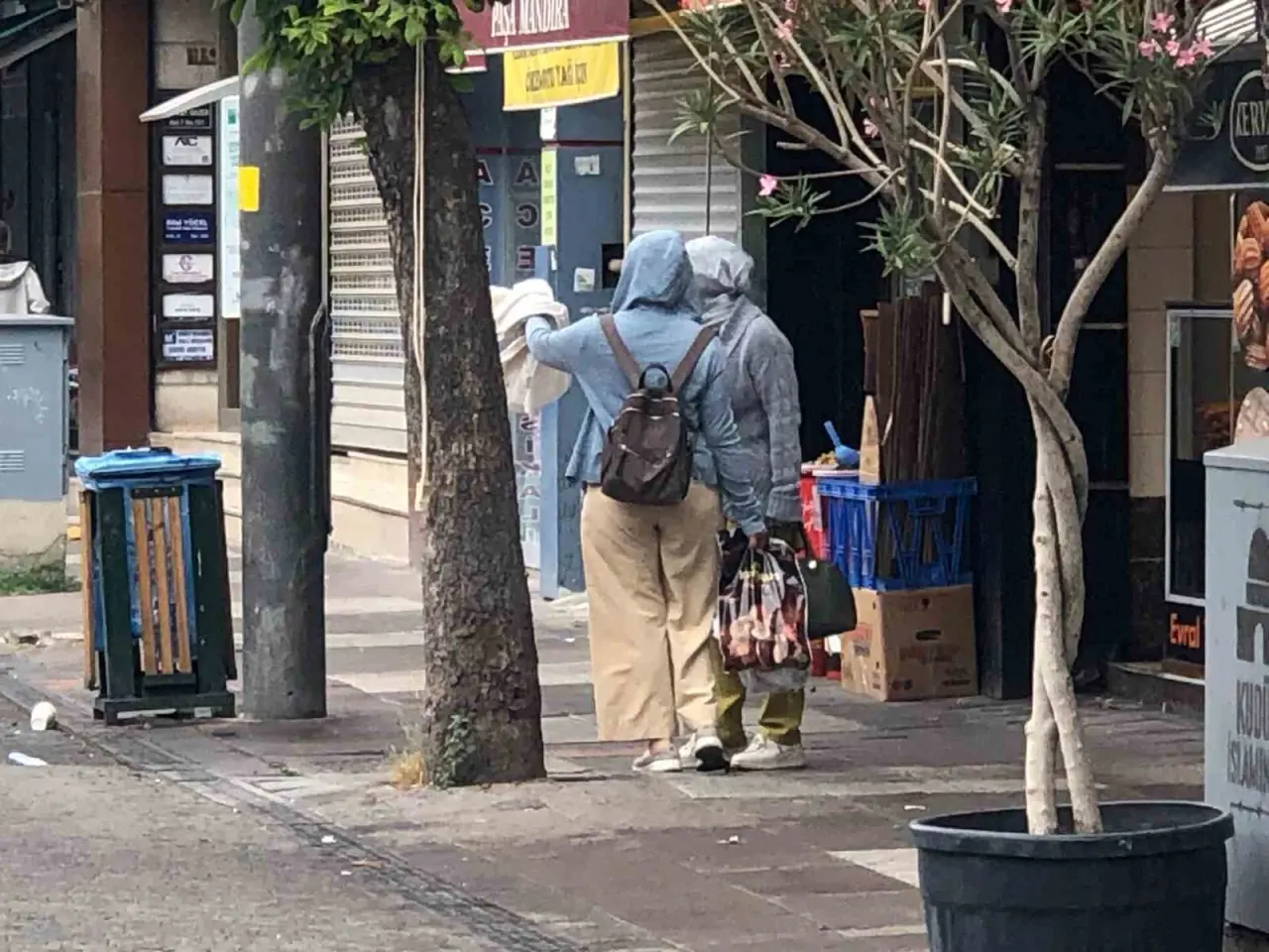 vatandaslar-yagmurdan-kacmak-icin-sacaklarin-altina-sigindi