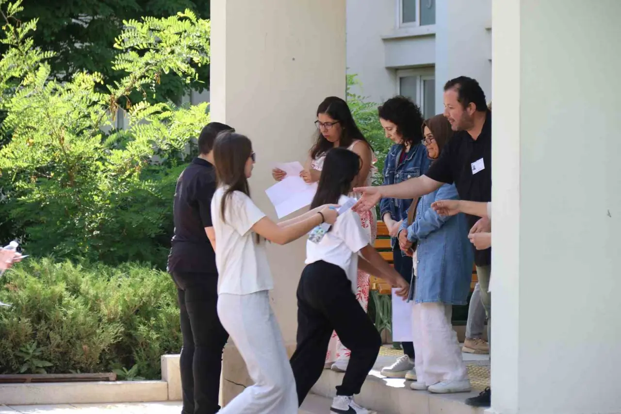 eskisehirde-adaylarin-bazilari-ayt-sinavina-son-anda-yetisti