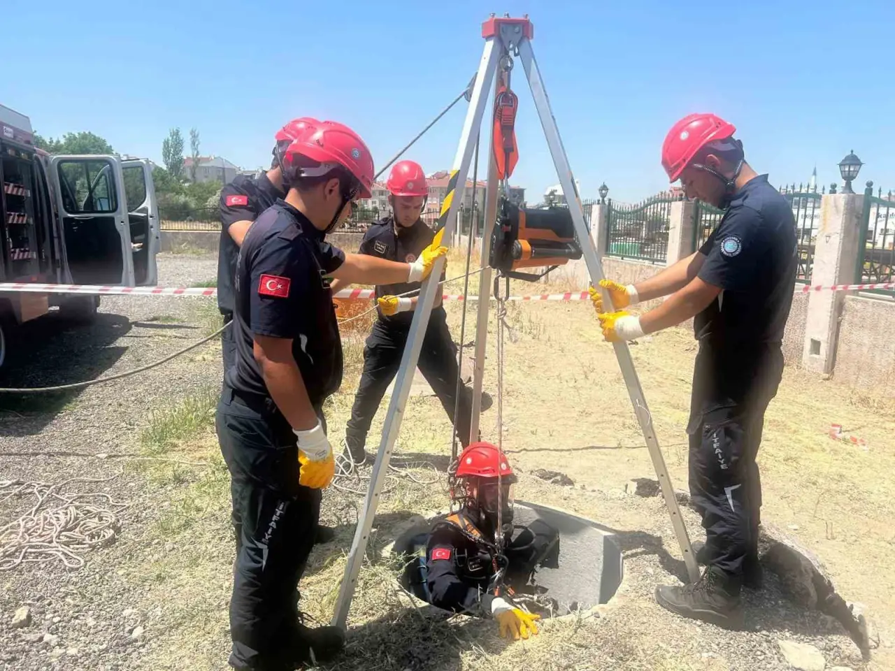 ozel-goreve-baslayan-45-itfaiye-erinin-gercegini-aratmayan-egitimi-nefes-kesti