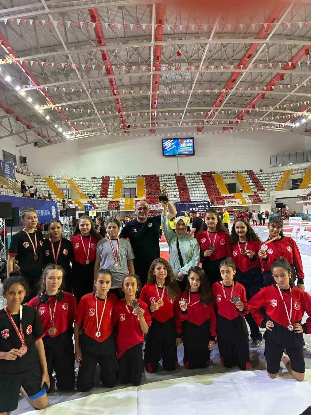 afyonkarahisarli-kadin-guresciler-turkiye-sampiyonasinda-buyuk-basari-elde-etti