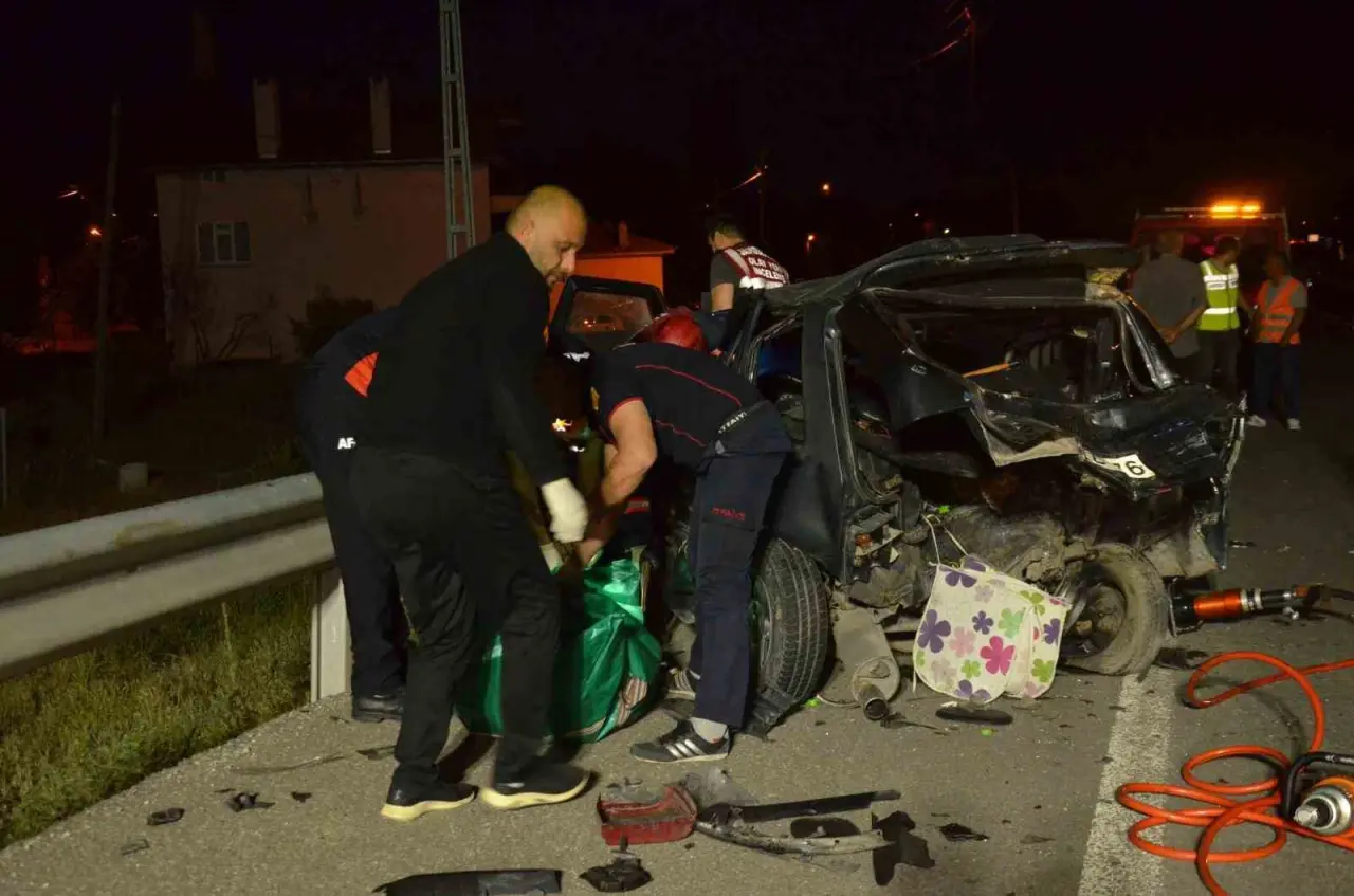 tavsanlida-feci-kaza-2-arac-carpisti-1-olu-3-yarali