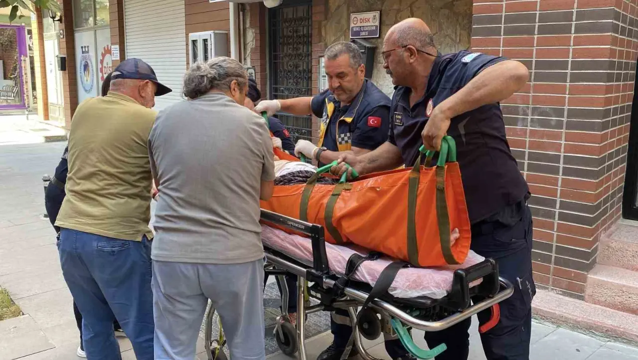 yalniz-yasadigi-evde-bayginlik-geciren-yasli-kadin-icin-ekipler-seferber-oldu