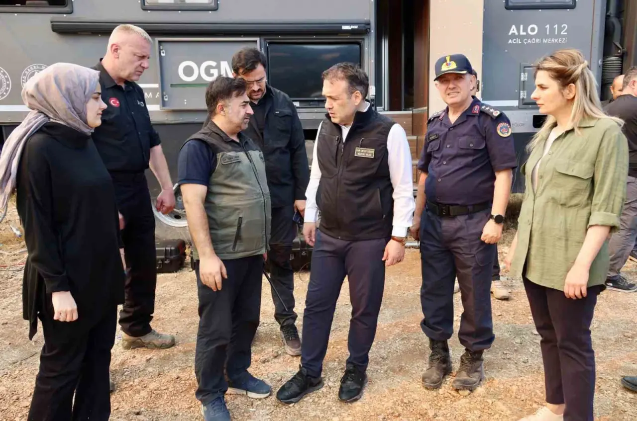 vali-sozer-2-bin-hektar-alanda-yanginin-devam-ettigini-acikladi