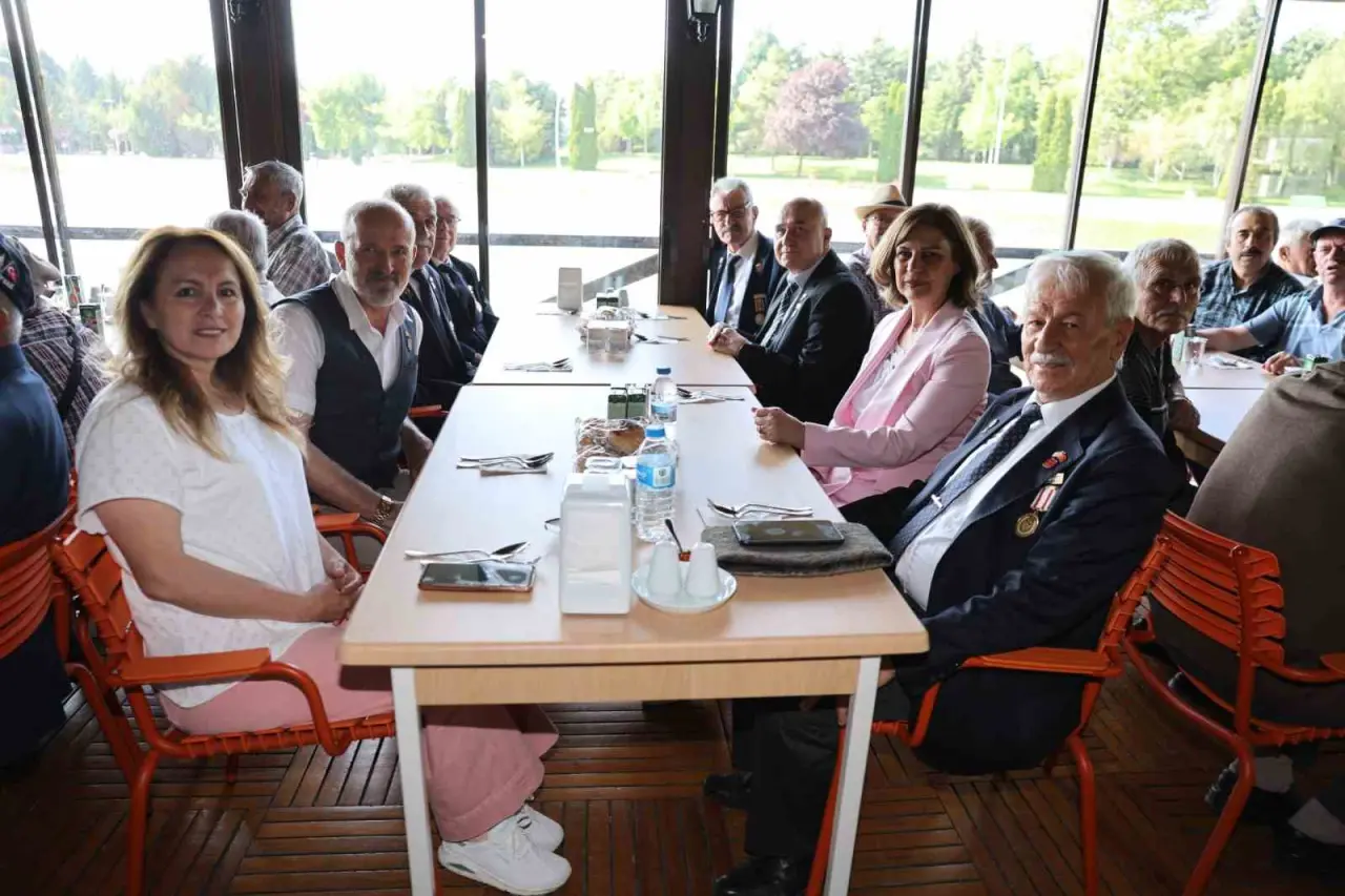 baskan-unluce-babalar-gununde-sehit-ve-gazi-babalarini-ile-bulustu