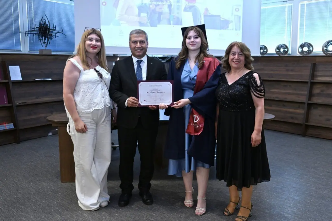 anadolu-universitesinde-mezuniyet-coskusu-fakultelerde-de-surdu