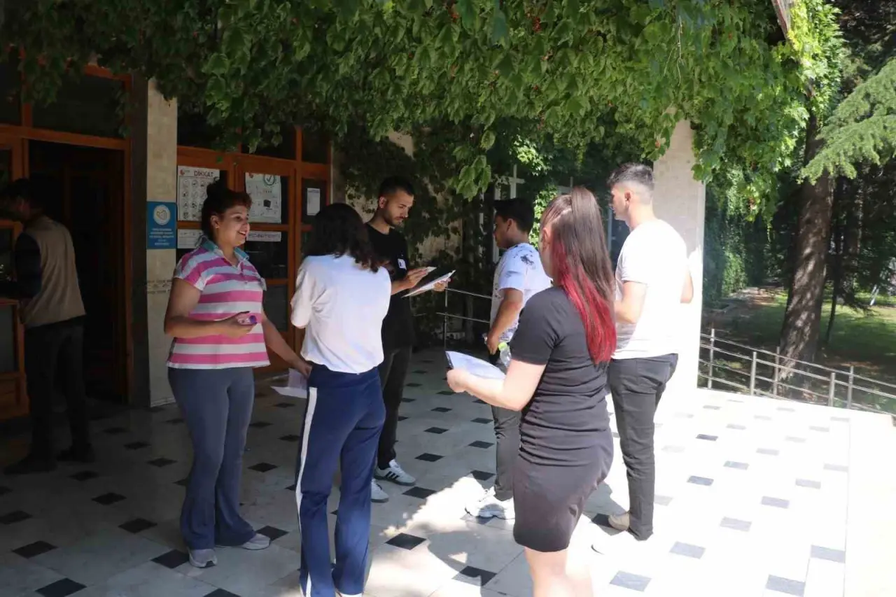 afyonkarahisarda-yks-sinavina-giren-bircok-adayin-imdadina-polis-yetisti