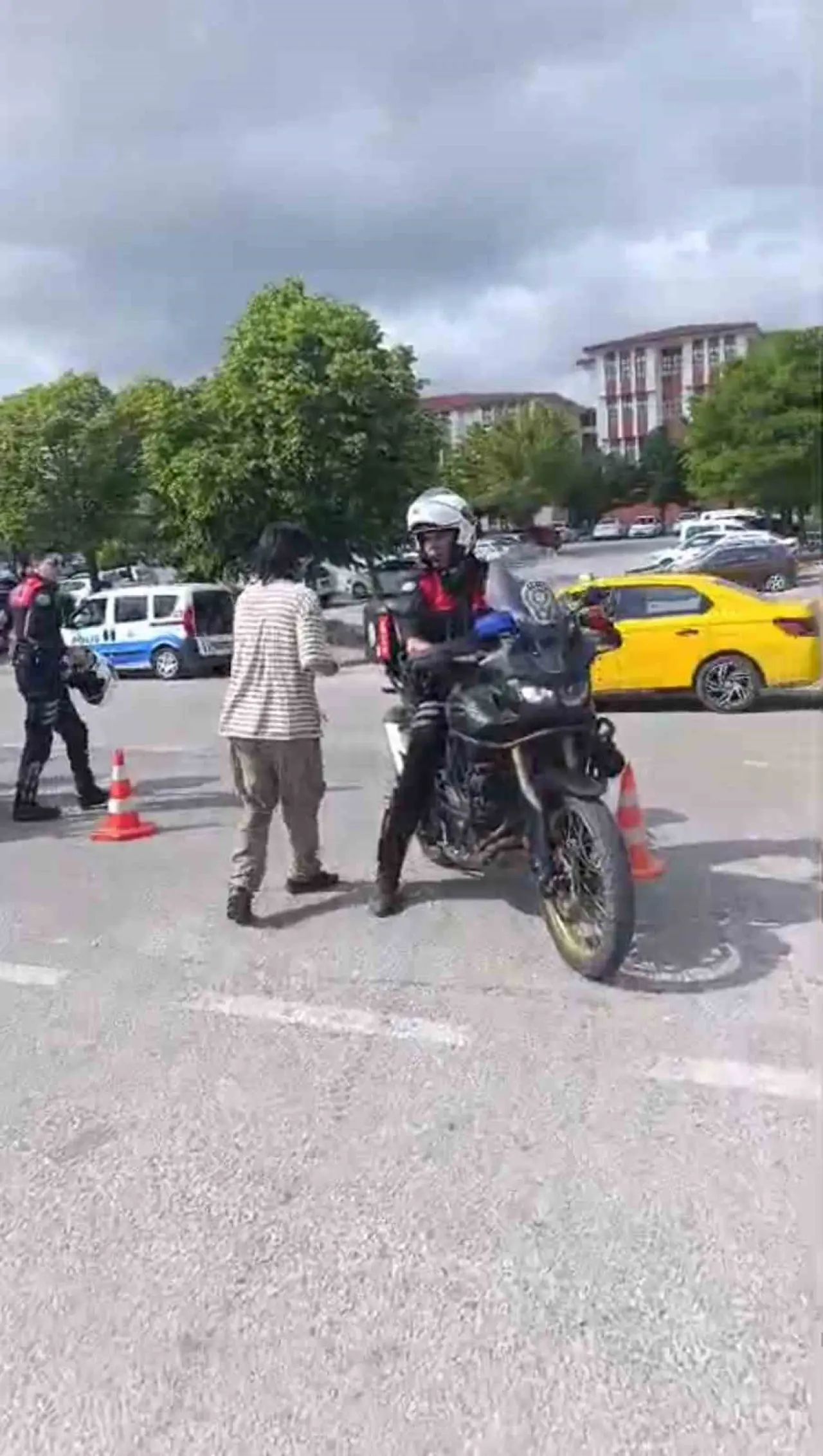 kimligini-kaybeden-ve-sinav-yetisememe-ihtimali-olan-ogrencilerin-imdadina-polis-ekipleri-yetisti