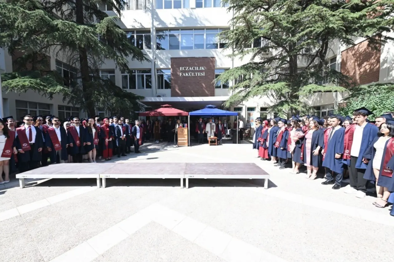 anadolu-universitesinde-mezuniyet-coskusu-fakultelerde-de-surdu