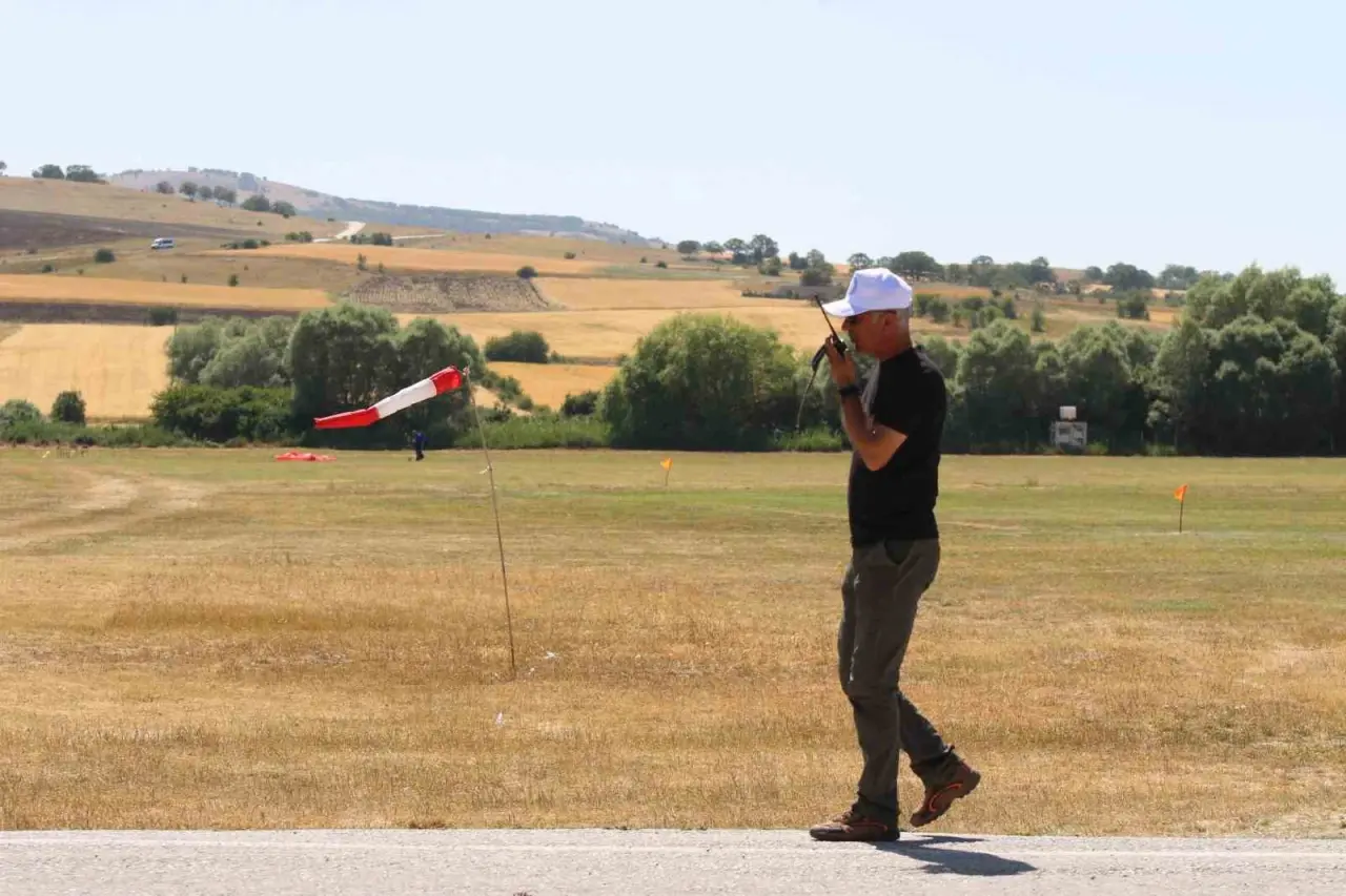 inonude-parasutlerle-atlayanlardan-gorsel-solen