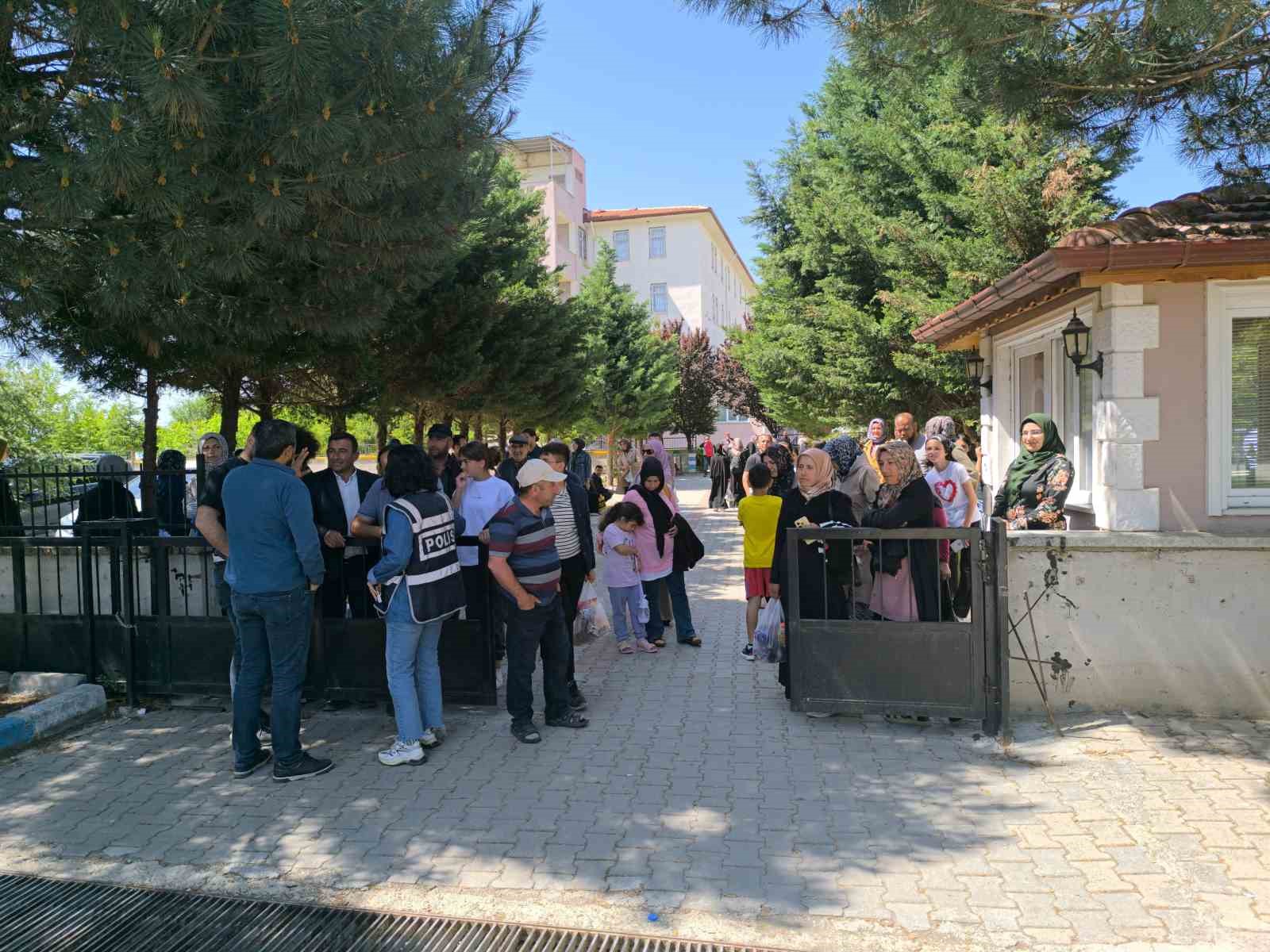 afyonkarahisarda-lgs-6-bin-730-ogrencinin-katilimi-ile-basladi