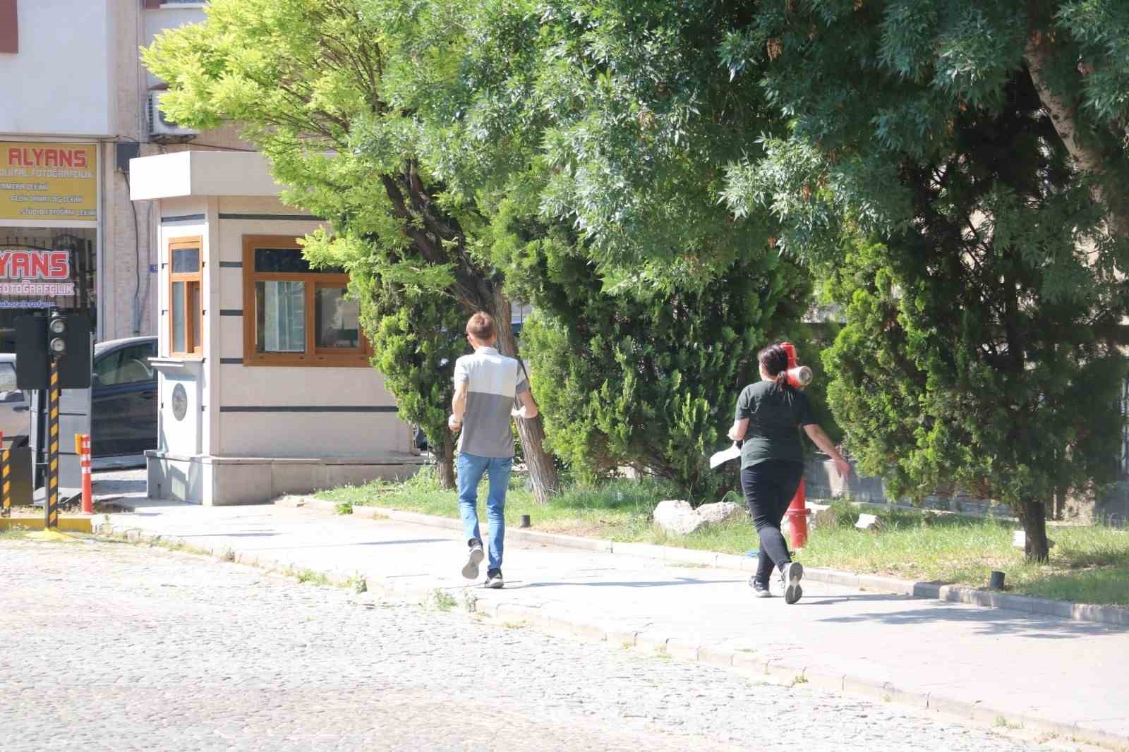 afyonkarahisarda-yks-sinavina-giren-bircok-adayin-imdadina-polis-yetisti