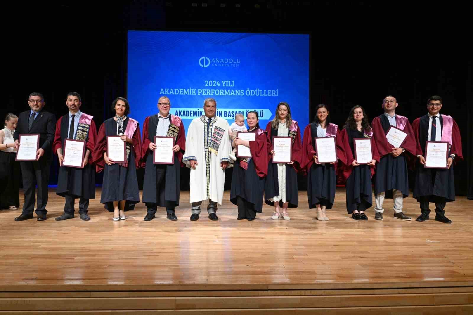 anadolu-universitesi-akademik-performans-odulleri-sahiplerini-buldu