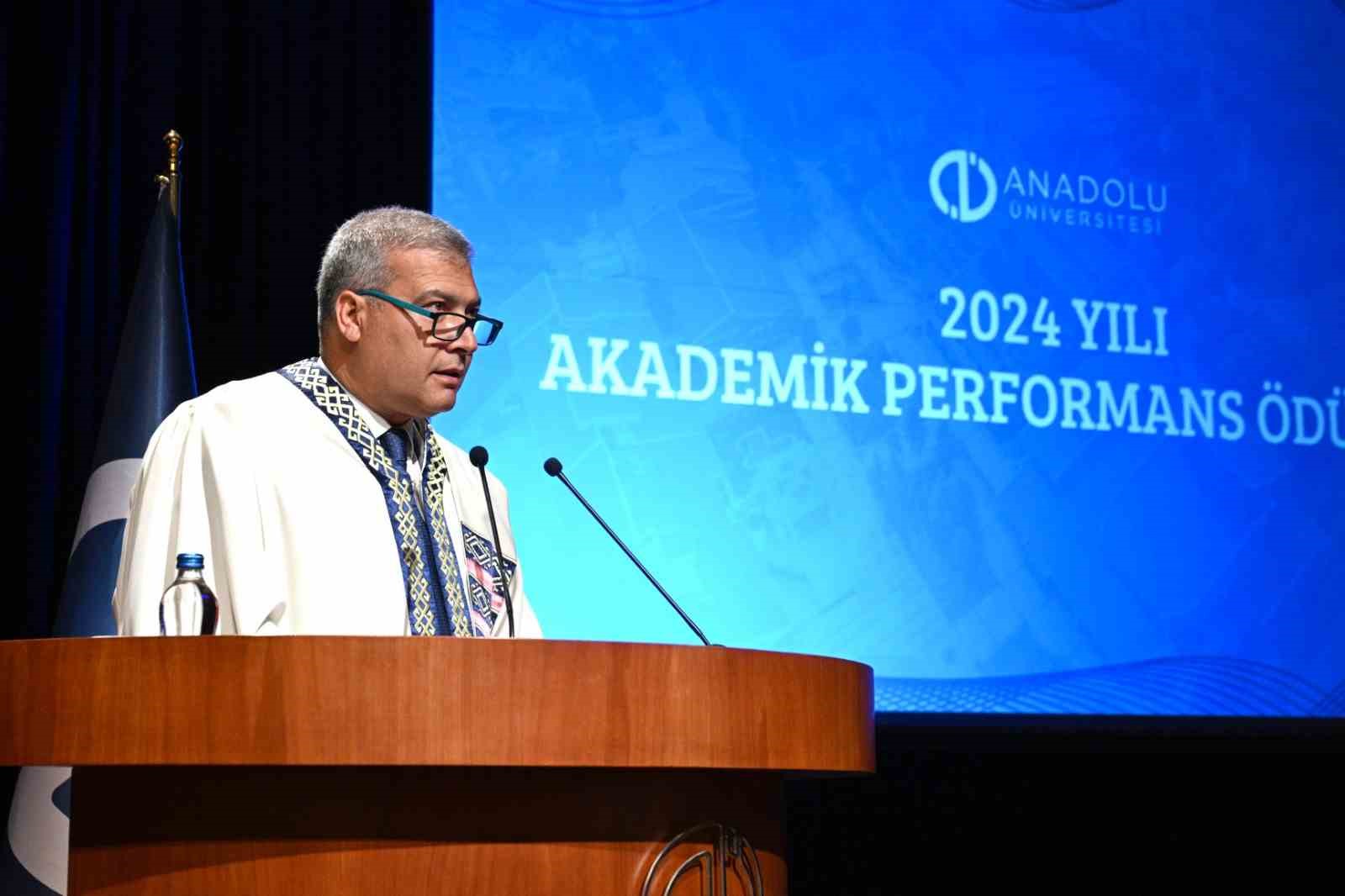 anadolu-universitesi-akademik-performans-odulleri-sahiplerini-buldu