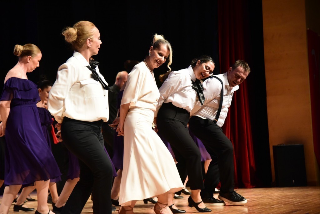 anadolu-universitesinde-halk-danslari-ve-sirtaki-gosterisi