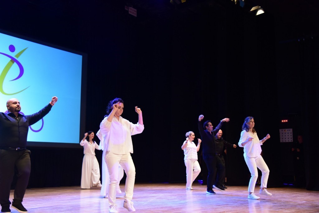 anadolu-universitesinde-halk-danslari-ve-sirtaki-gosterisi