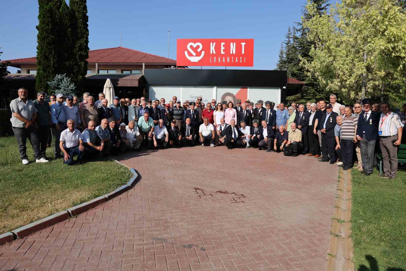 baskan-unluce-babalar-gununde-sehit-ve-gazi-babalarini-ile-bulustu